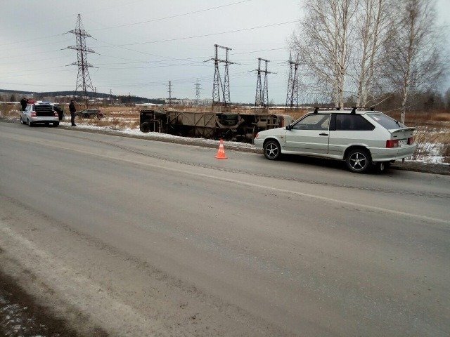В Свердловской области опрокинулся автобус с пассажирами (1)