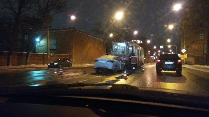 В Петербурге в ДТП с трамваем погиб водитель иномарки (4)