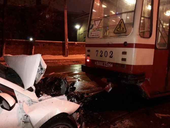 В Петербурге в ДТП с трамваем погиб водитель иномарки (2)