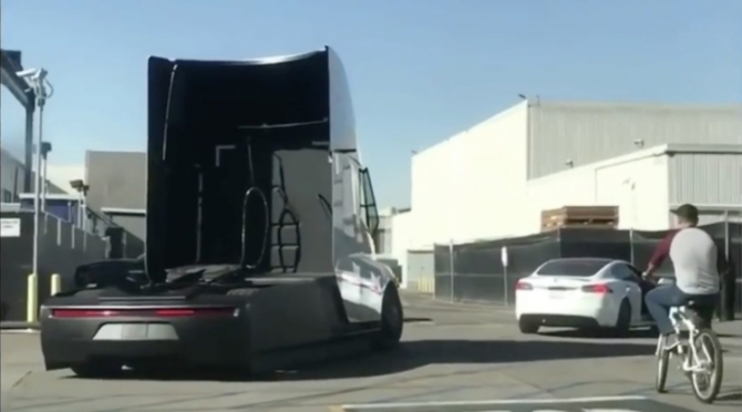Tesla Semi на улице
