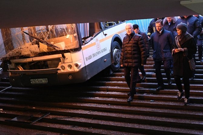 В результате съезда автобуса в переход в Москве погибли люди (2)