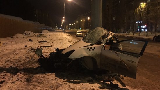 В Воронеже такси врезалось в столб – водитель погиб (1)