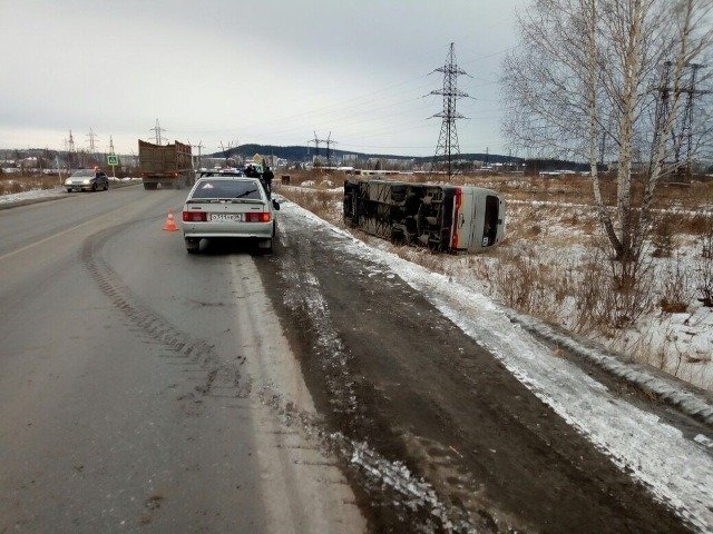 В Свердловской области опрокинулся автобус с пассажирами (2)
