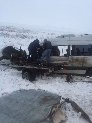 Два человека погибли в ДТП с микроавтобусом и «Газелью» под Невинномысском (2)