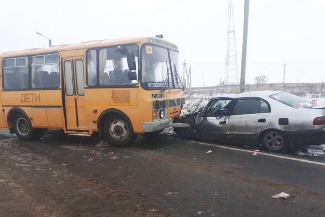 Три человека пострадали в ДТП со школьным автобусом в Чувашии