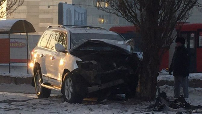 В Барнауле Lexus врезался в дерево (2)