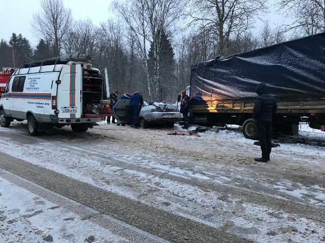 Четыре человека погибли в ДТП с грузовиком в Смоленской области (2)