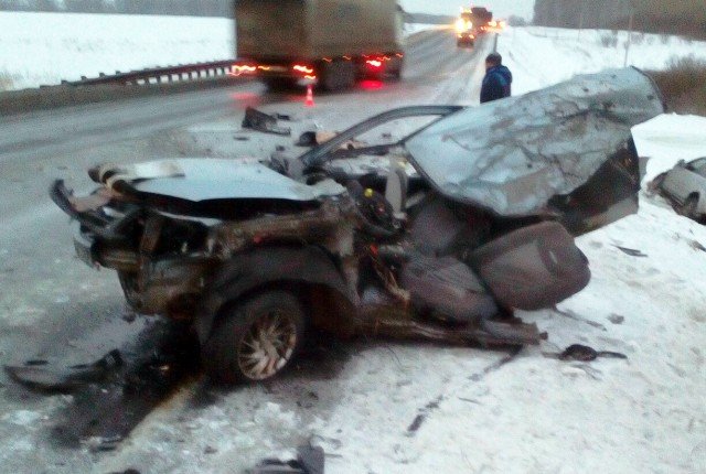 «Ладу» разорвало на части в ДТП в Топкинском районе – водитель погиб (3)
