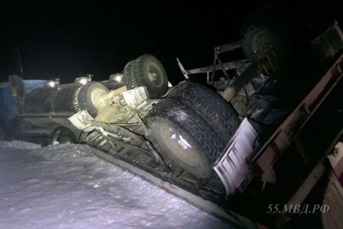 Под Омском в ДТП с КамАЗом погибли мужчина и 3-летняя девочка (3)