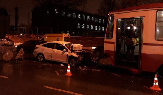 В Петербурге в ДТП с трамваем погиб водитель иномарки (1)