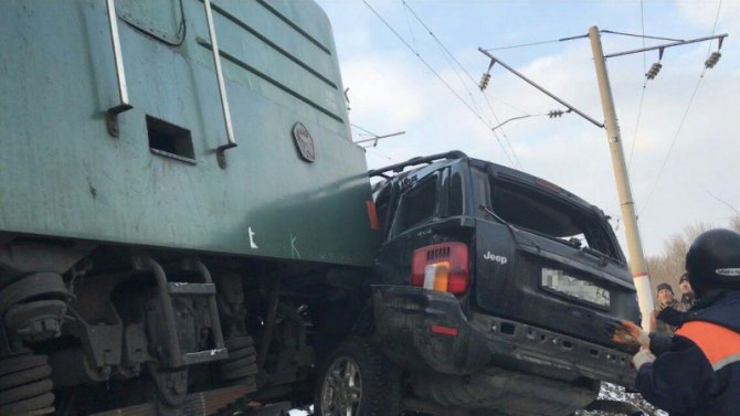 В Саратовской области поезд протаранил Jeep – погибли два человека