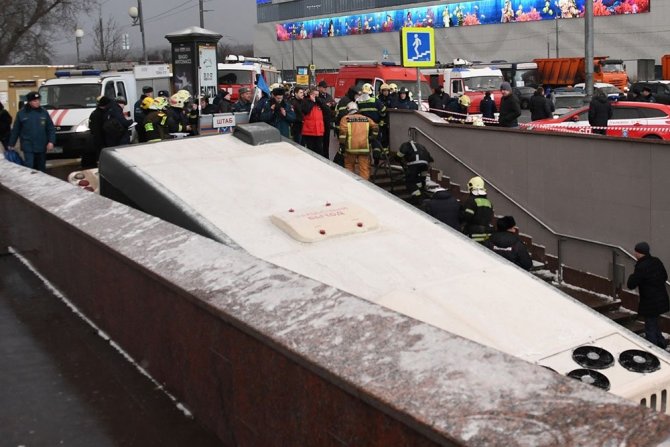 В результате съезда автобуса в переход в Москве погибли люди (3)