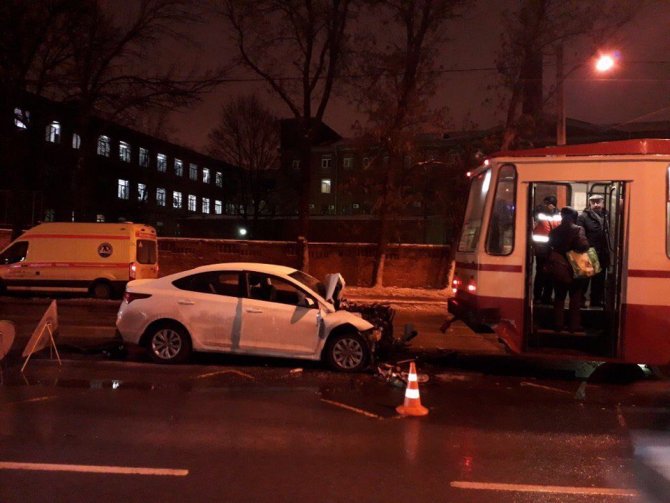 В Петербурге в ДТП с трамваем погиб водитель иномарки (3)