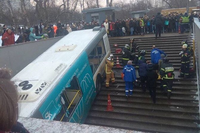 В результате съезда автобуса в переход в Москве погибли люди (1)