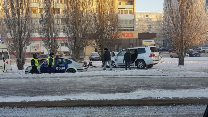 В Барнауле Lexus врезался в дерево (1)