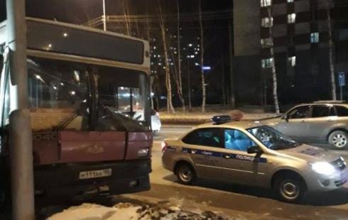 Автобус с пассажирами врезался в столб в Сургуте