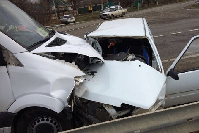 На Ставрополье водитель умер за рулем и протаранил микроавтобус с детьми