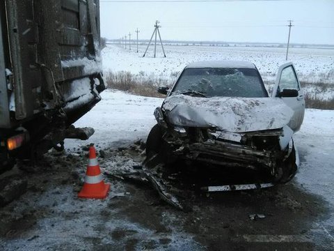В Самарской области ВАЗ врезался в припаркованный грузовик – пострадали водитель и ребенок (1)