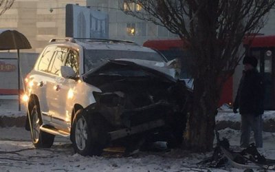 В Барнауле Lexus врезался в дерево