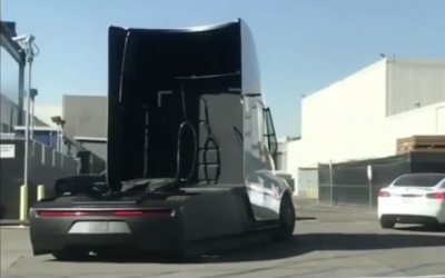 Проезд электрогрузовика Tesla Semi по улице попал на видео
