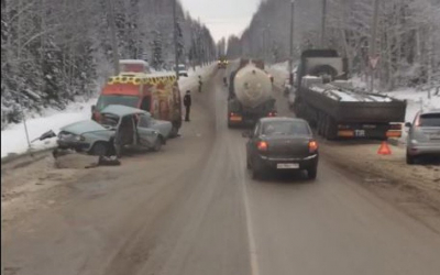 В массовом ДТП на трассе в Прикамье погибли два человека