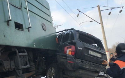 В Саратовской области поезд протаранил Jeep – погибли два человека