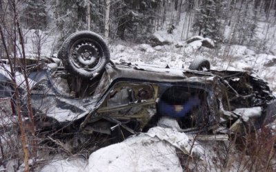 Два человека погибли в опрокинувшемся автомобиле на Серовском тракте