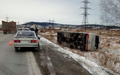 В Свердловской области опрокинулся автобус с пассажирами