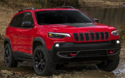 В Сети появились первые фото новой версии Jeep Cherokee 