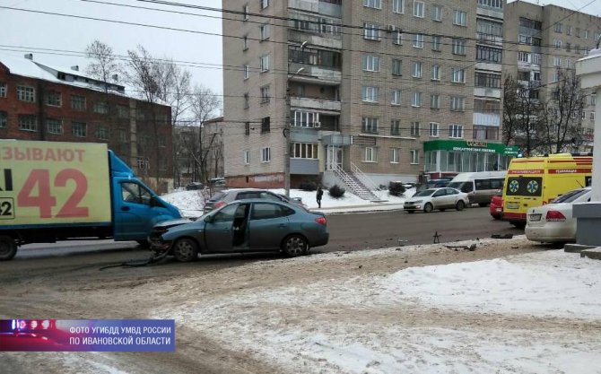 В Иванове автомобиль после ДТП сбил двух пешеходов и чуть не врезался в храм (2)