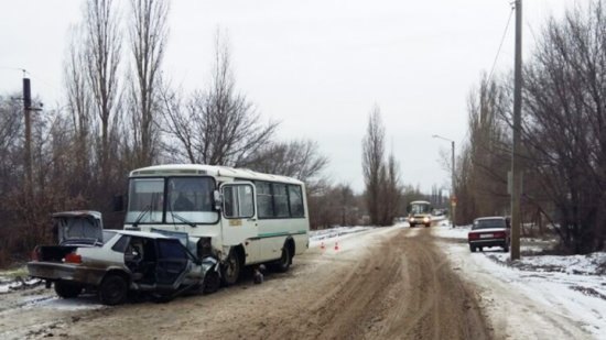 В Воронеже ПАЗ раздавил легковушку пострадали три человека (1)