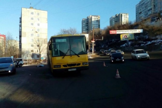 Автобус насмерть сбил женщину во Владивостоке