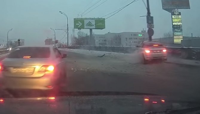 В Москве девушка на Range Rover врезалась в столб