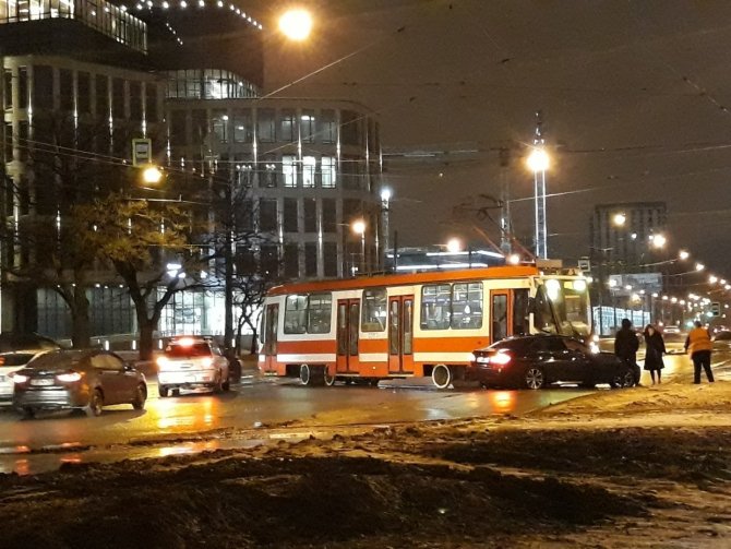 В Петербурге столкнулись BMW и трамвай
