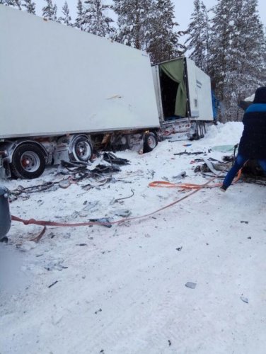 Два человека погибли  ДТП с грузовиком в Якутии (2)