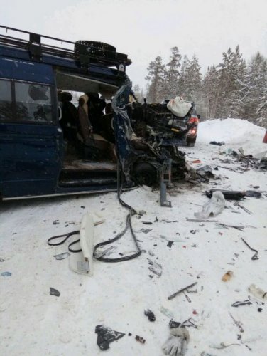 Два человека погибли  ДТП с грузовиком в Якутии (3)