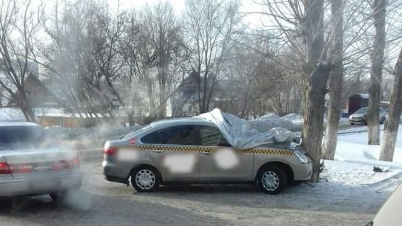 Такси врезалось в дерево в Барнауле