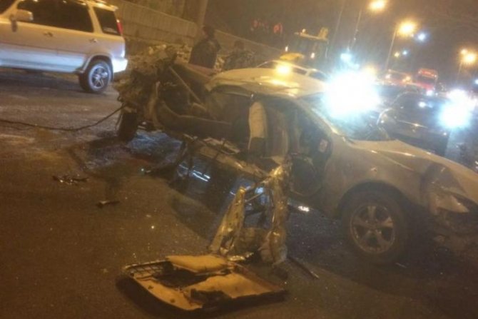 Toyota Chaser  врезался в трактор во Владивостоке – погиб пассажир