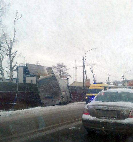 В Ленобласти водитель автобуса умер за рулем и врезался в забор (2)