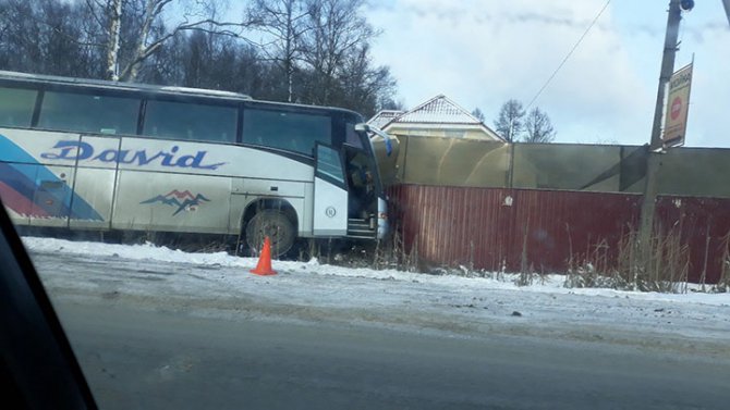 В Ленобласти водитель автобуса умер за рулем и врезался в забор (1)