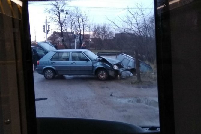 В Калининграде после ДТП машина вылетела в канаву