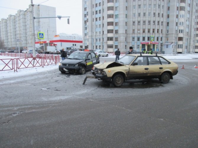 Пассажир такси пострадал в ДТП в Ярославле