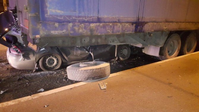 В Петербурге иномарка влетела под грузовик водитель погиб