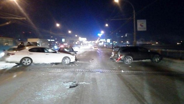Девушка пострадала в ДТП на Октябрьском мосту в Новосибирске