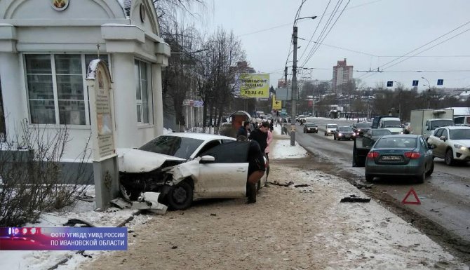 В Иванове автомобиль после ДТП сбил двух пешеходов и чуть не врезался в храм (3)