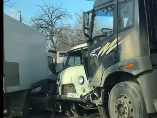 В Ростове грузовик протаранил пять машин (3)