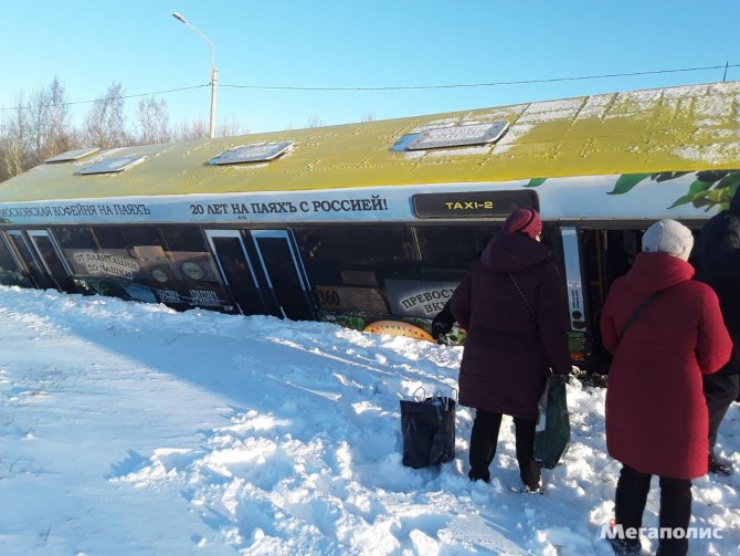 В Петергофе легковушка столкнула в кювет автобус