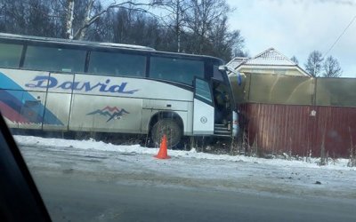 В Ленобласти водитель автобуса умер за рулем и врезался в забор