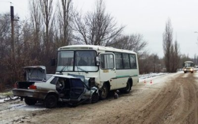 В Воронеже ПАЗ раздавил легковушку: пострадали три человека