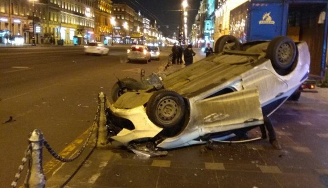 На Невском проспекте в Петербурге Hyundai вылетел на тротуар и перевернулся (2)